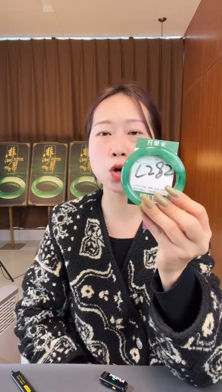 【闪购商品】石英质玉手镯未镶嵌非洲翠