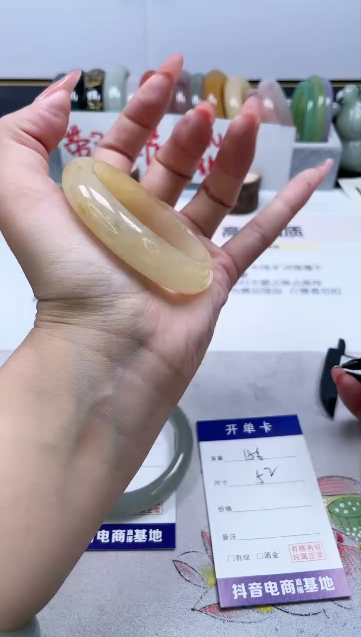 【闪购商品】石英质玉手镯未镶嵌156/52