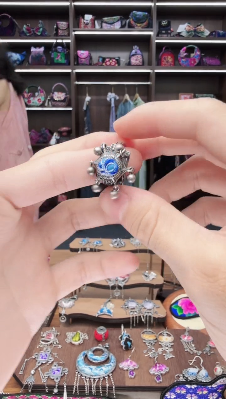 织绣79蒙阿苏苗绣传承店