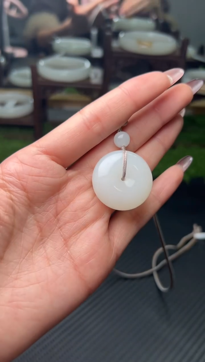 吊坠(赠链)未镶嵌和田玉黑山微色差吊坠