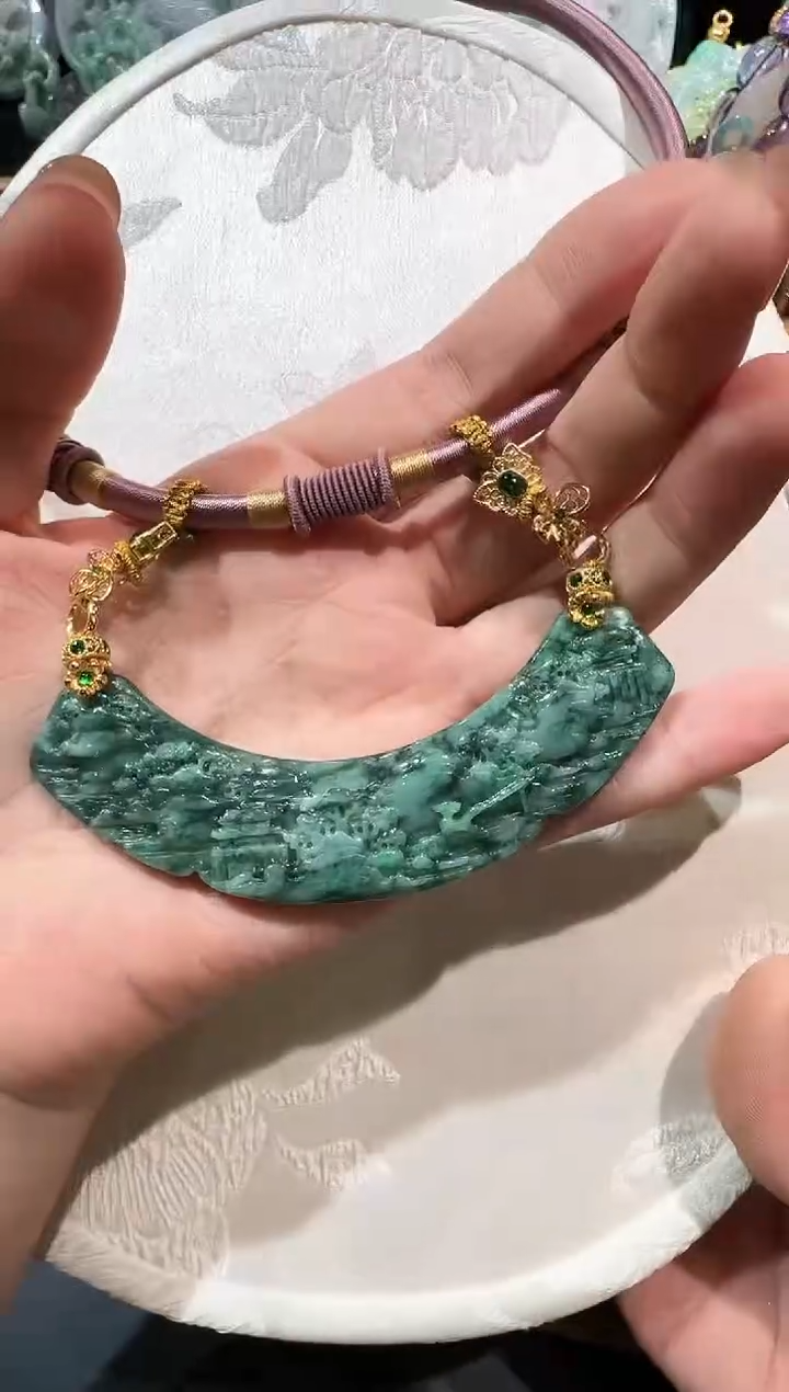 翡翠未镶嵌颈饰国风