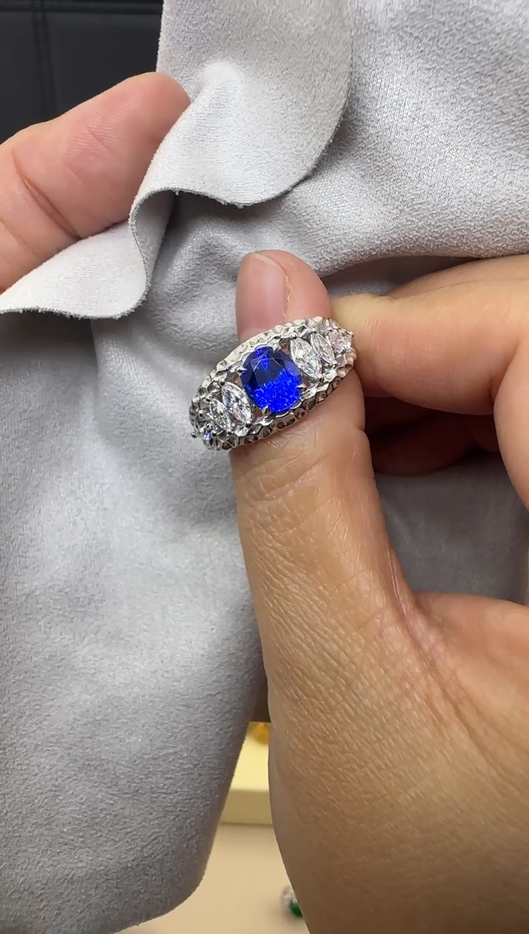 铂Pt850镶嵌合成（培育）蓝宝石扳指铂金镶嵌 合成（培育）蓝宝石