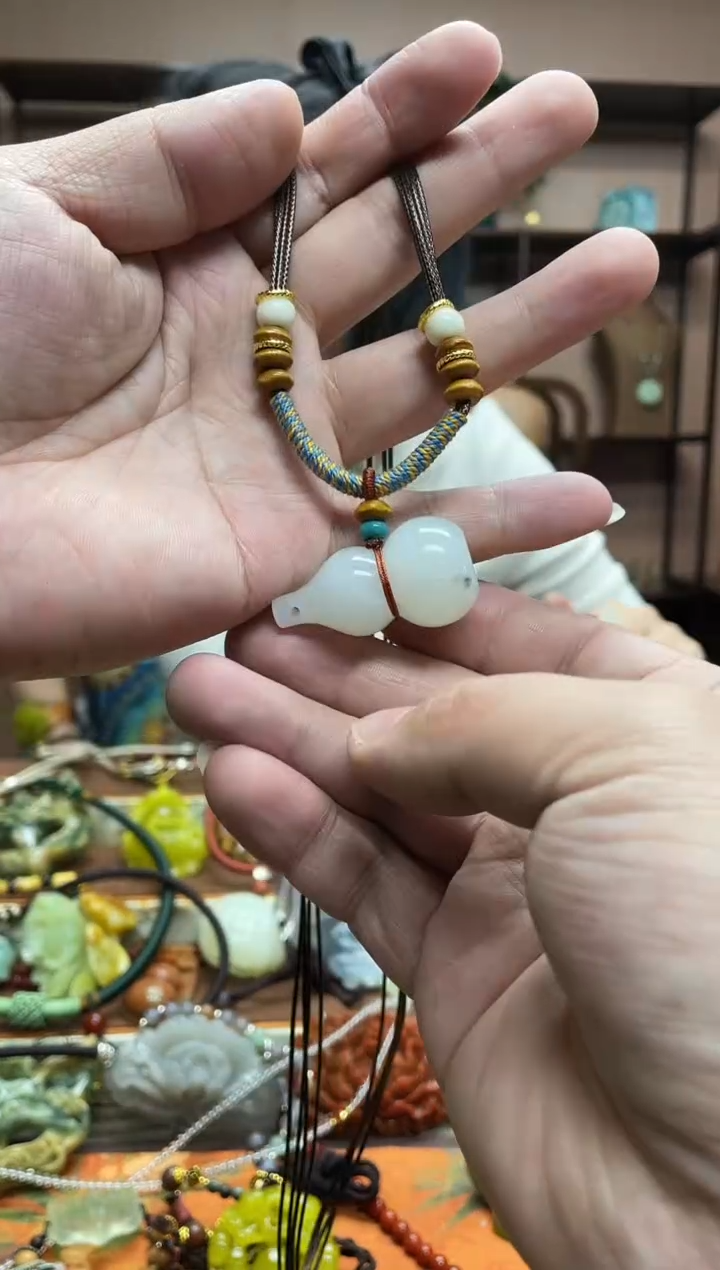 未镶嵌岫玉颈饰·