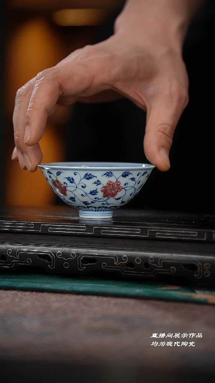 83-1青花釉里红缠枝花卉杯