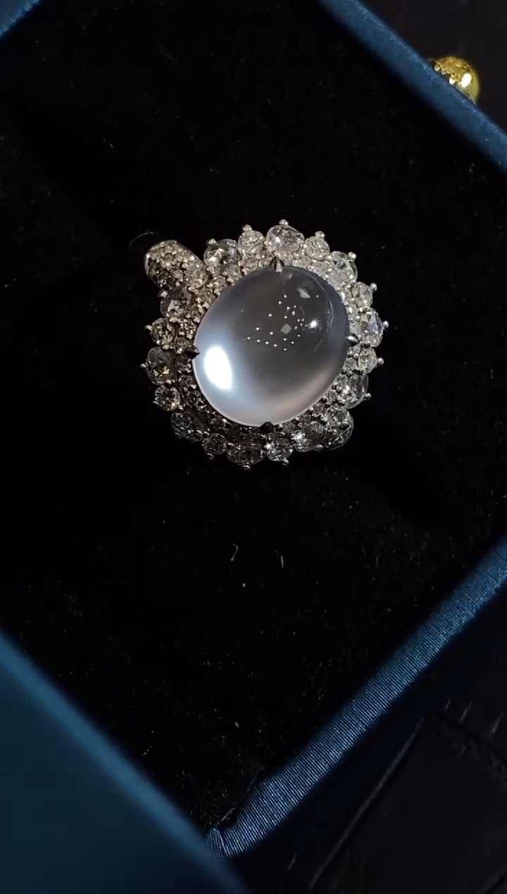 颈饰18K金镶嵌翡翠收到货48小时鉴赏期（超时不退不换）