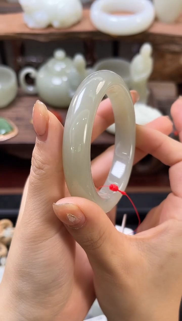 【闪购商品】和田玉手镯未镶嵌且末青白手镯 54圈9007402