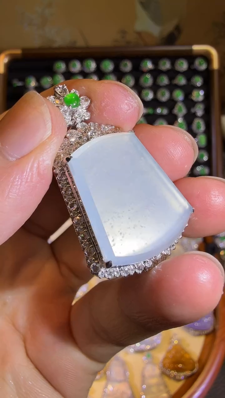 【闪购商品】翡翠吊坠(赠链)18K金镶嵌玻璃种木那雪花棉无事牌吊坠