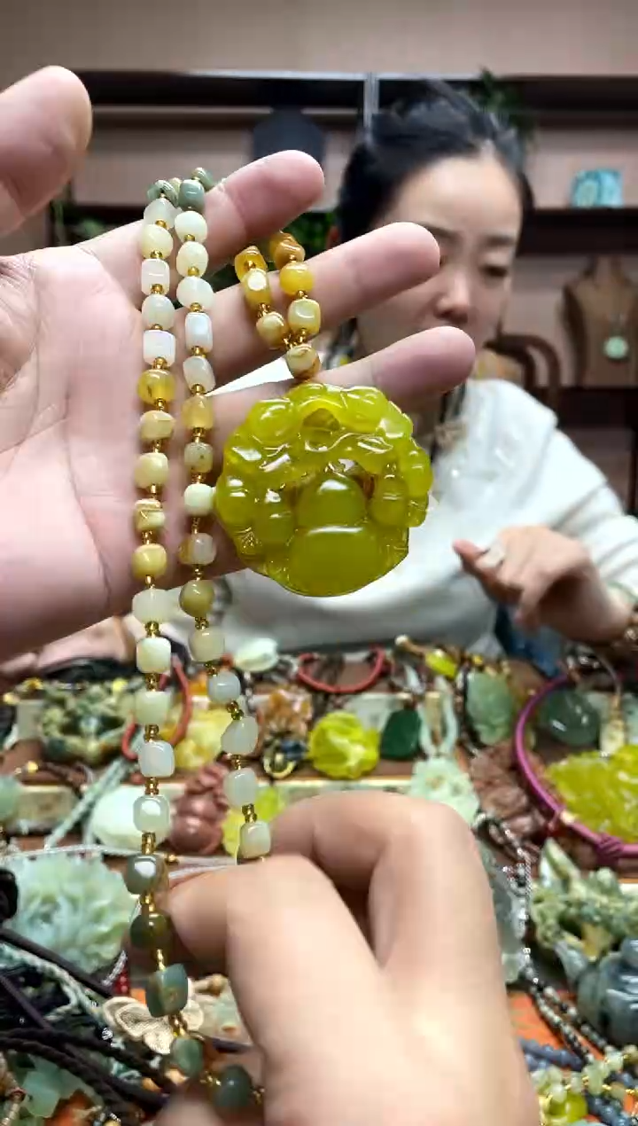 未镶嵌岫玉颈饰·