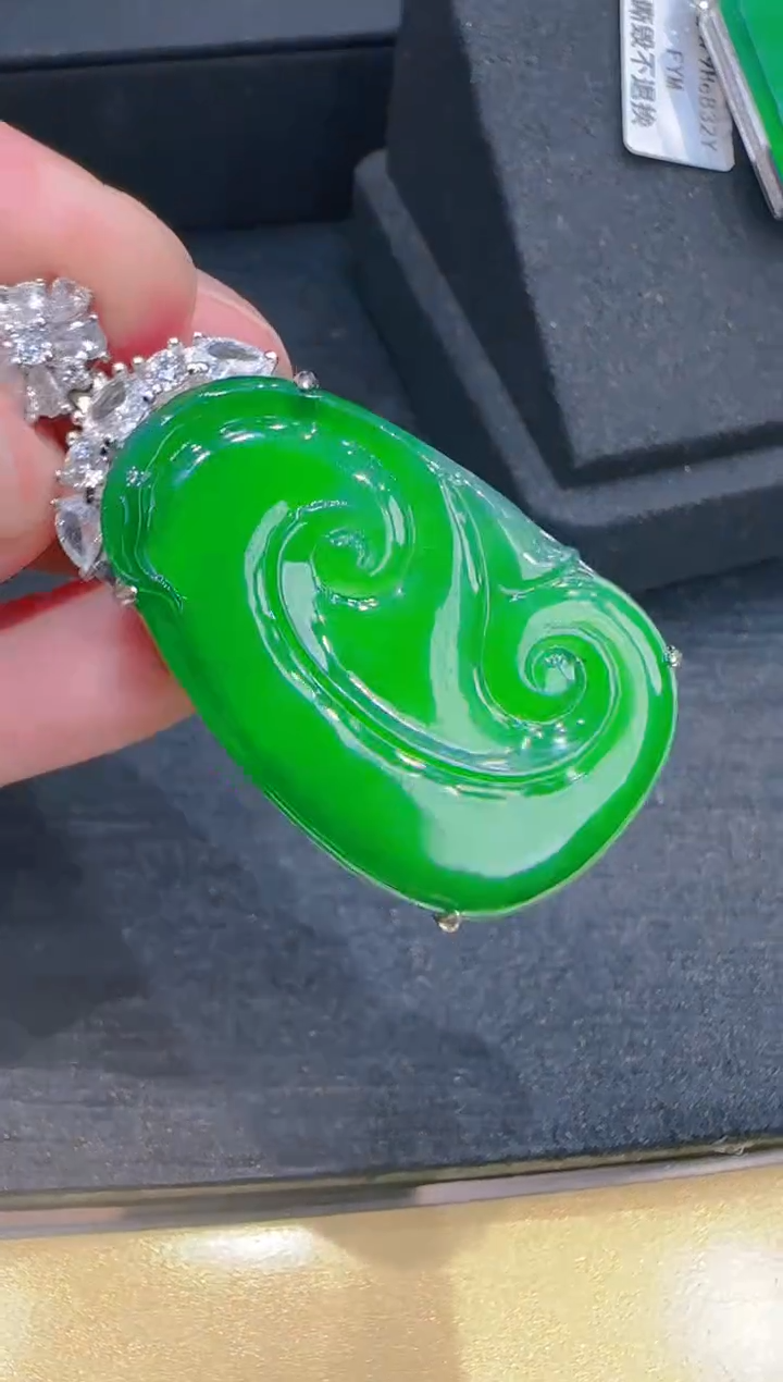 【闪购商品】翡翠吊坠(赠链)银S925镶嵌天然翡翠A货多样性发一件