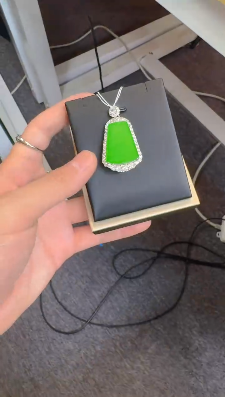 【闪购商品】翡翠吊坠(赠链)银S925镶嵌天然A货翡翠
