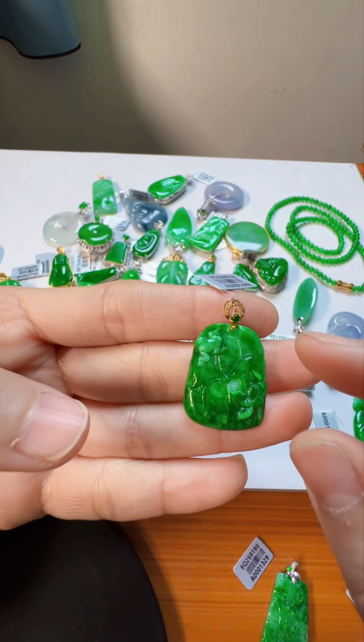 【闪购商品】翡翠吊坠(不含链)18K金镶嵌1580