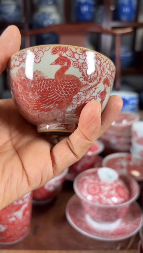 白**?柴窑釉里红孔雀纹杯杯