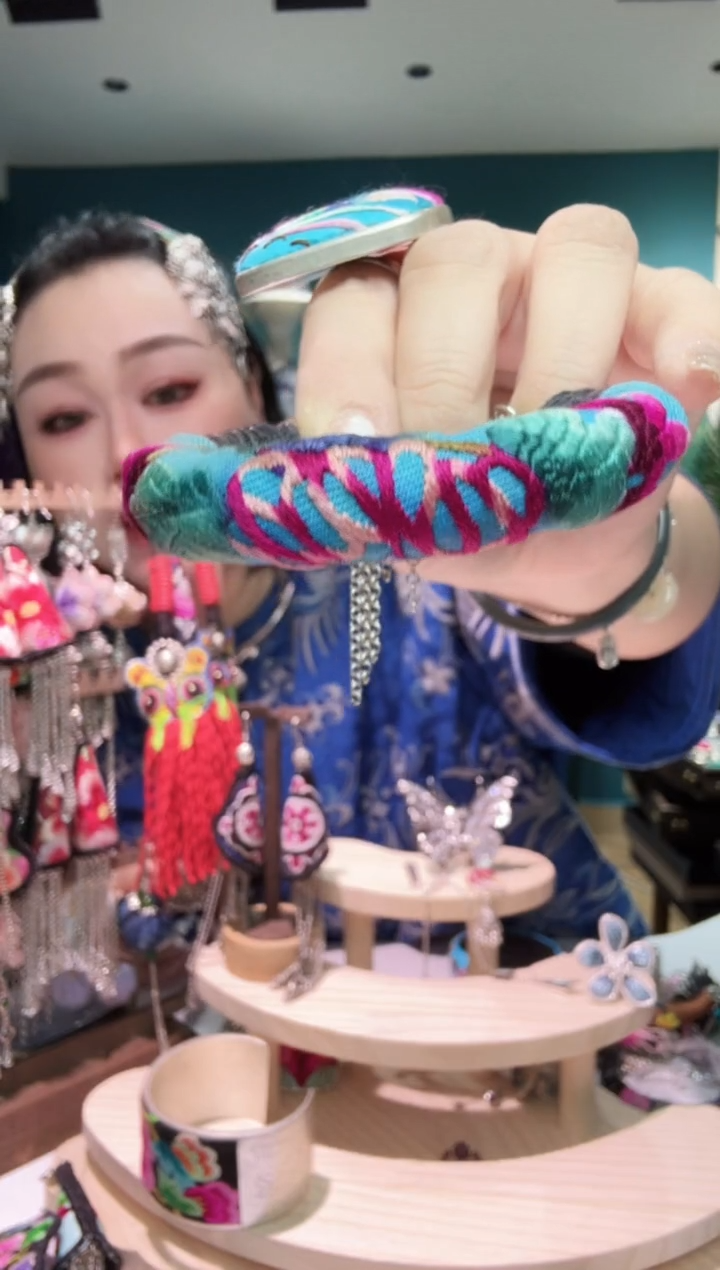 刺绣纯手工苗绣非遗老绣手镯