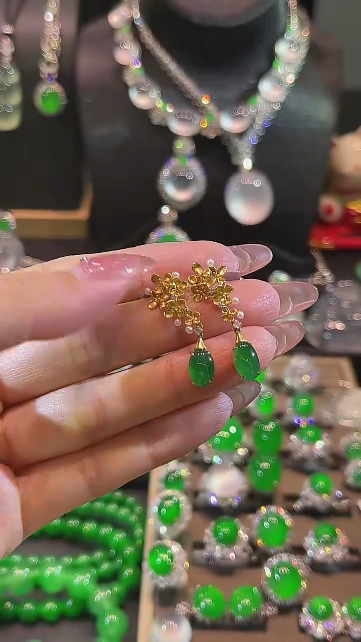 18K金镶嵌翡翠耳饰耳钉