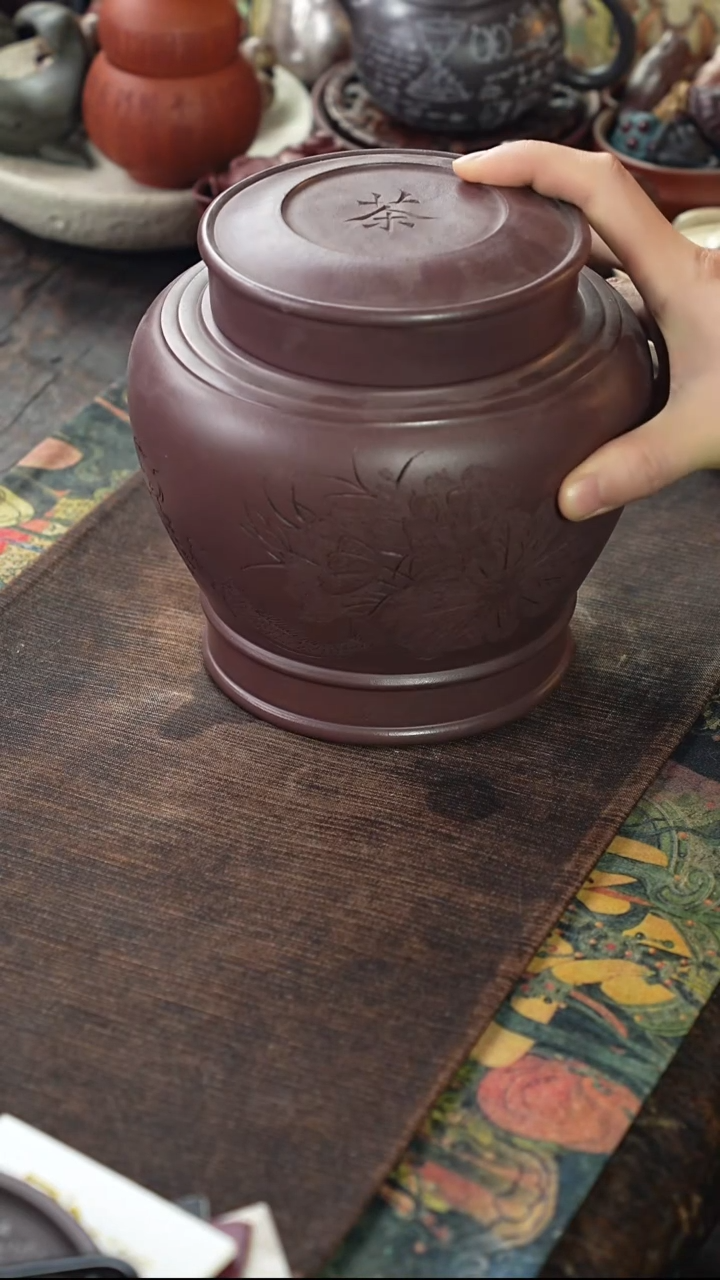 刻绘鱼戏莲紫砂茶叶罐