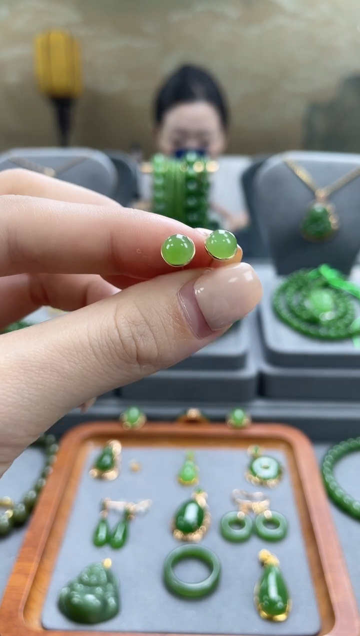 18K金镶嵌和田玉耳饰18K金镶嵌 和田玉 耳饰