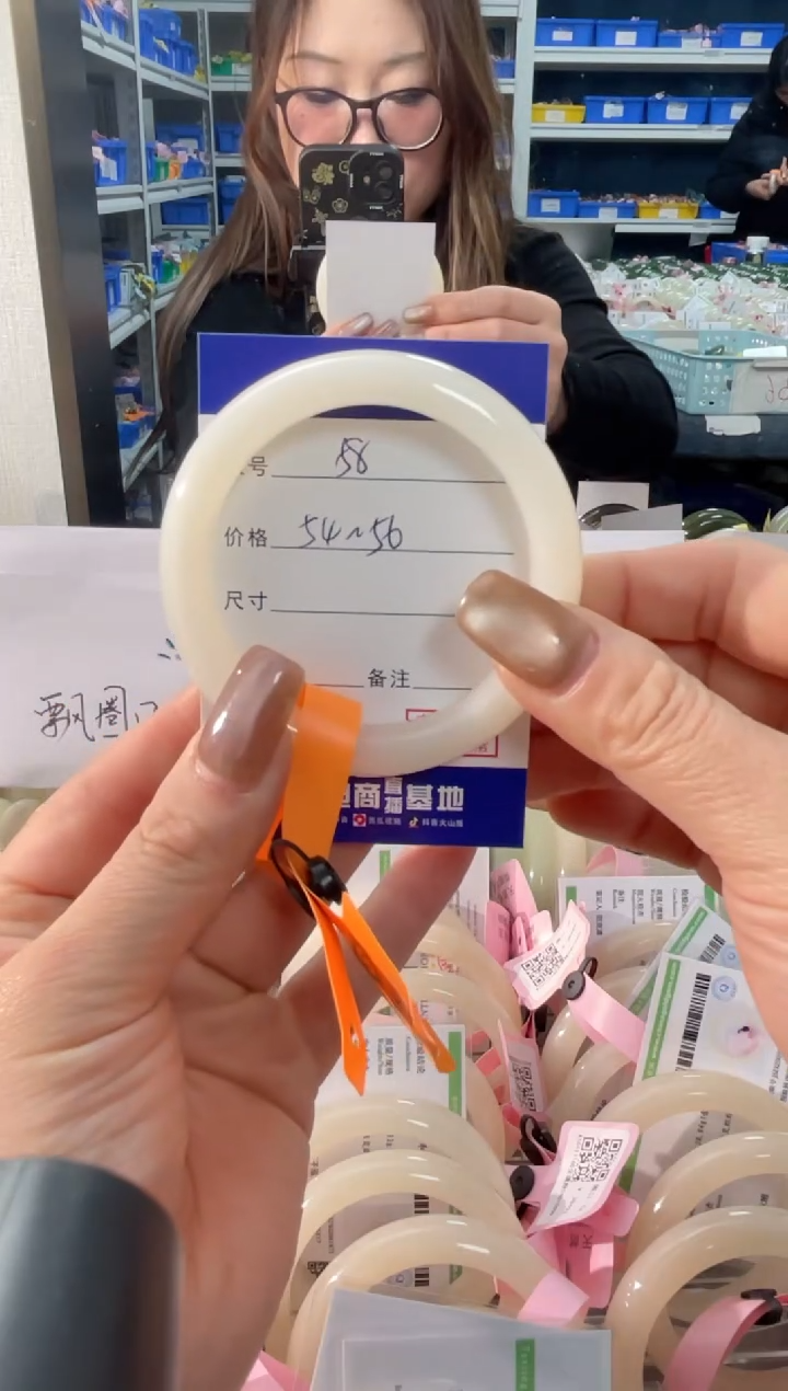 【闪购商品】和田玉手镯未镶嵌58