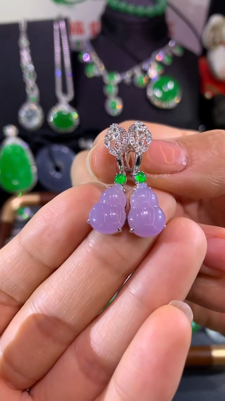 18K金镶嵌翡翠耳饰耳包