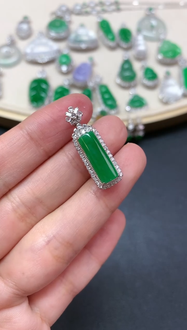 【闪购商品】翡翠吊坠(不含链)18K金镶嵌Q113|9800