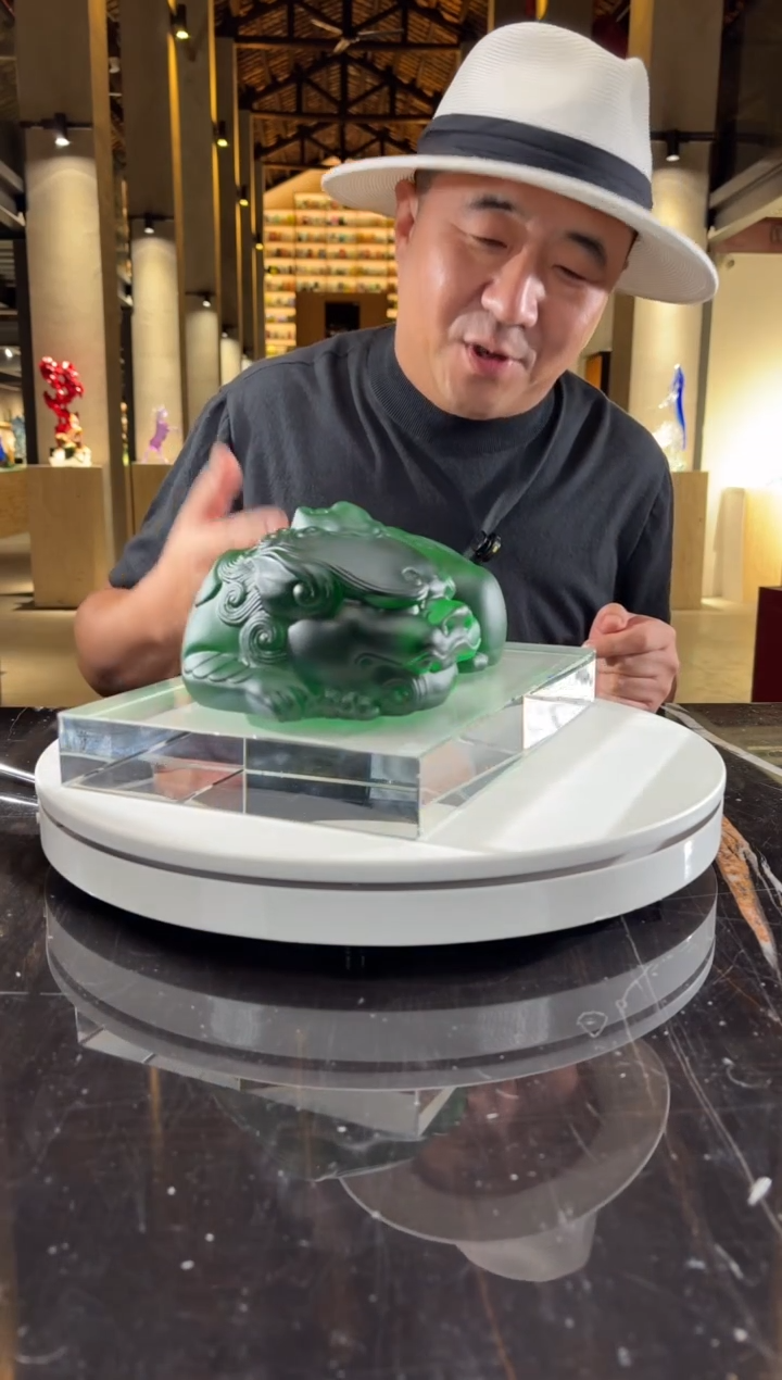 摆件用****1CS0202042绿色卧福貔貅+300*200白水晶底座