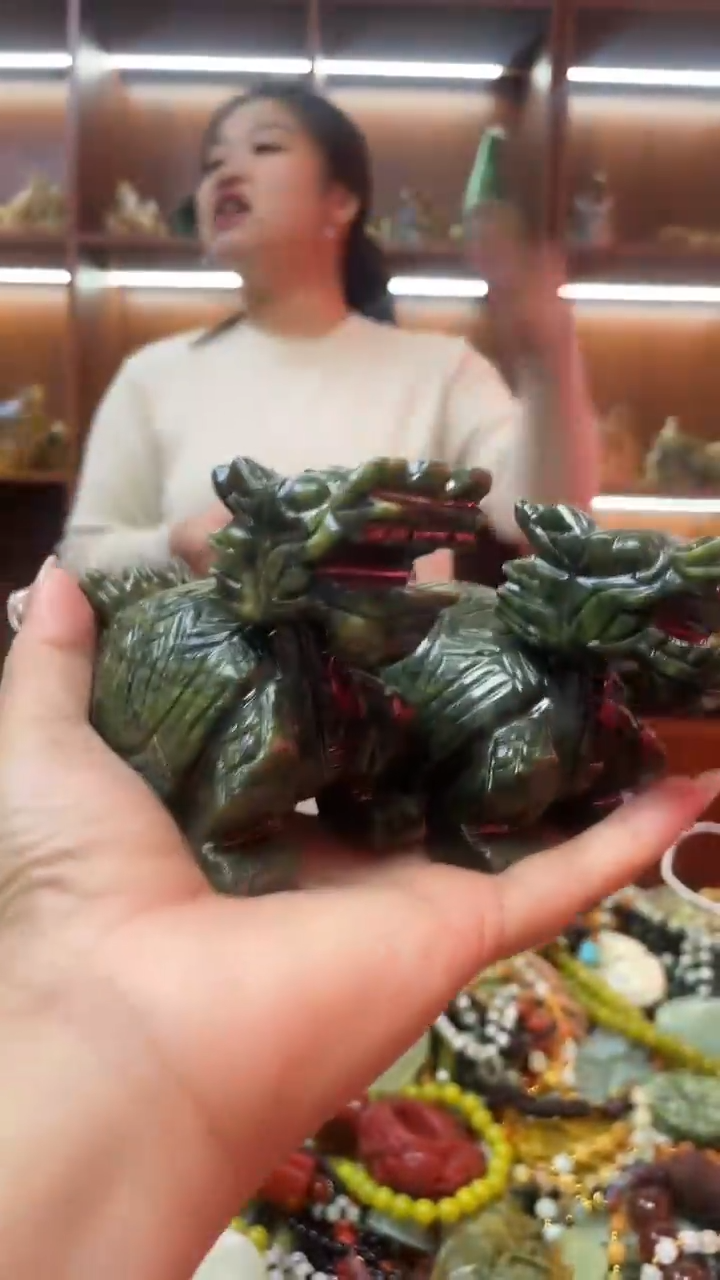 未镶嵌蛇纹石玉摆件一对