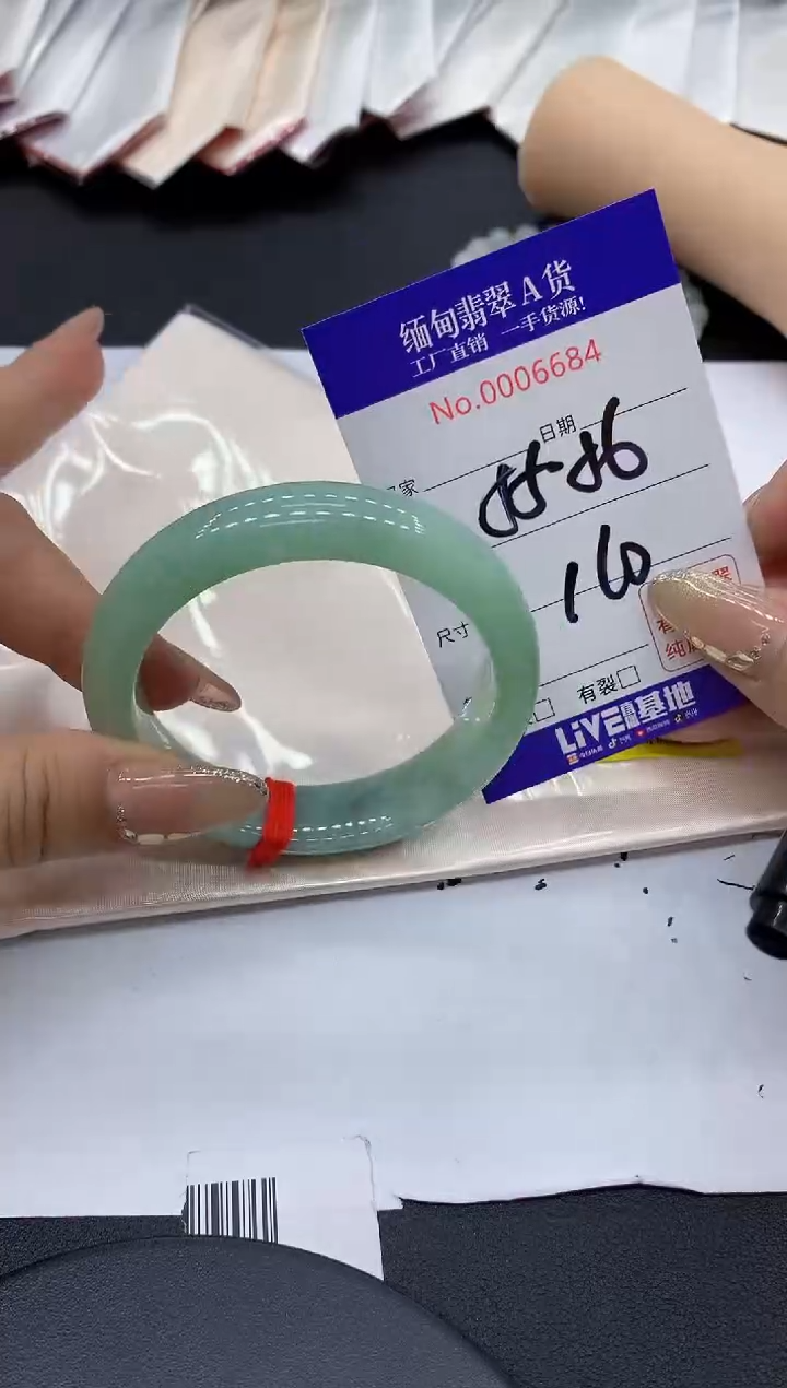 翡翠未镶嵌手镯84缅甸翡翠手镯