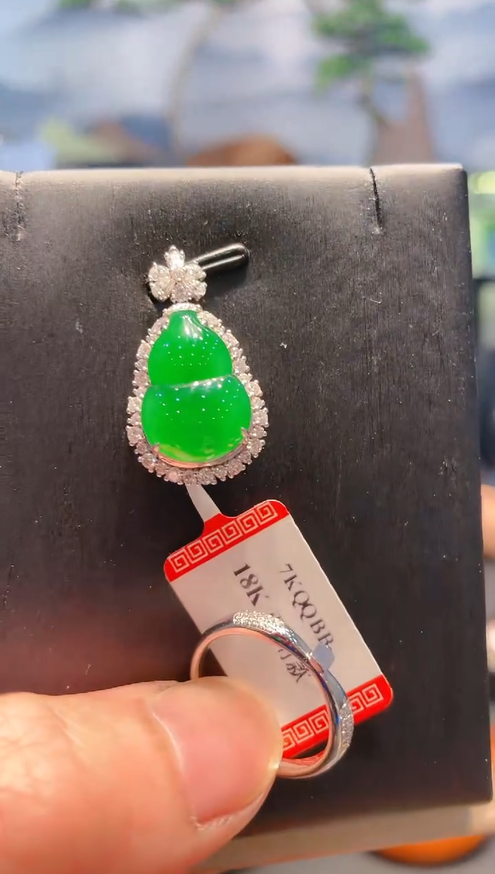 翡翠18K金镶嵌颈饰翡翠57