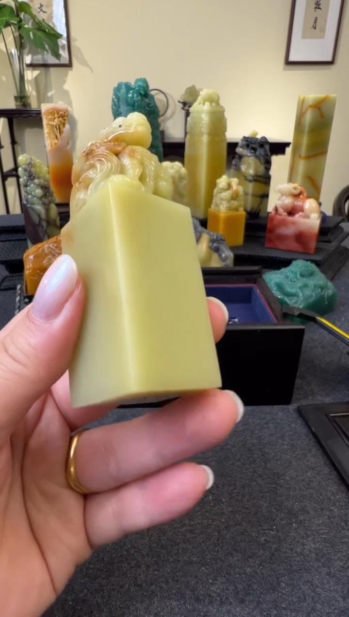 青田石张****画酱油冻封门青龙龟雕