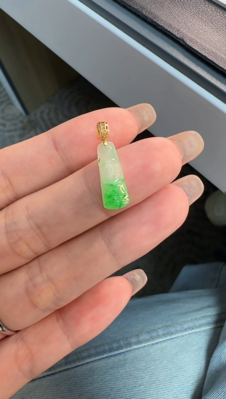 颈饰18K金镶嵌翡翠钟****?缅甸A货翡翠