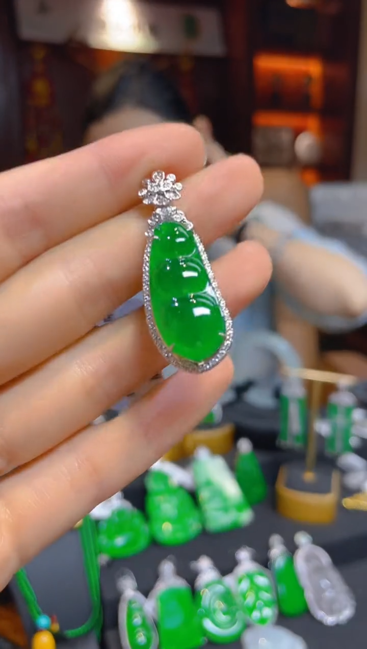 【闪购商品】翡翠颈饰18K金镶嵌119608天然A货翡翠豆子