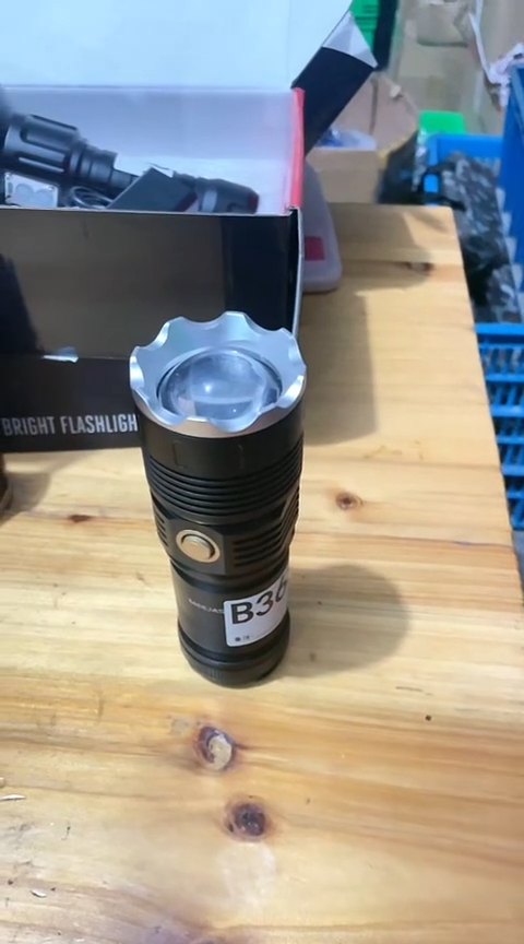 B363变焦白激光带电池微瑕