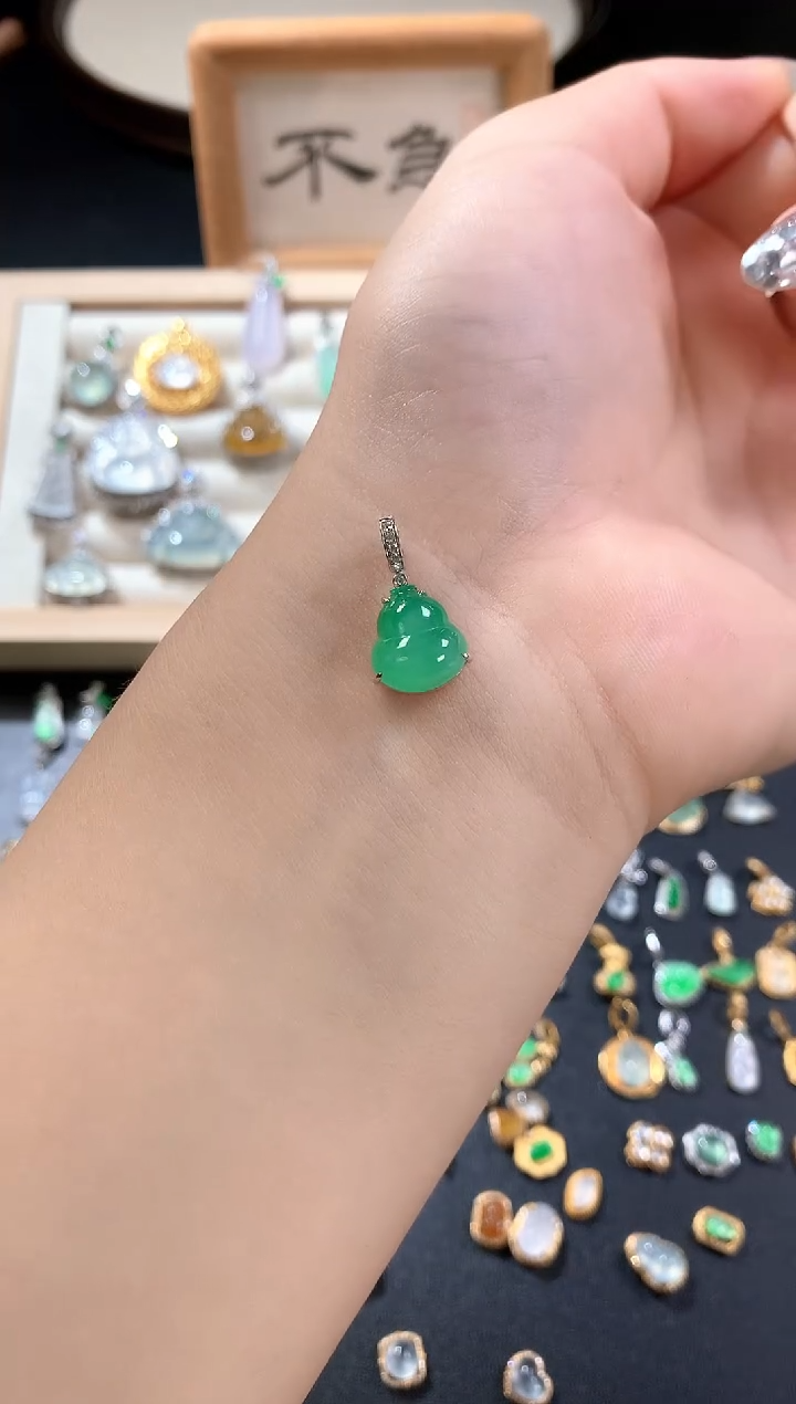 颈饰18K金镶嵌翡翠绿葫芦