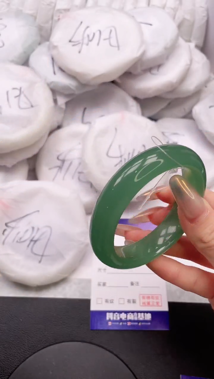 【闪购商品】石英质玉手镯未镶嵌31K230-55