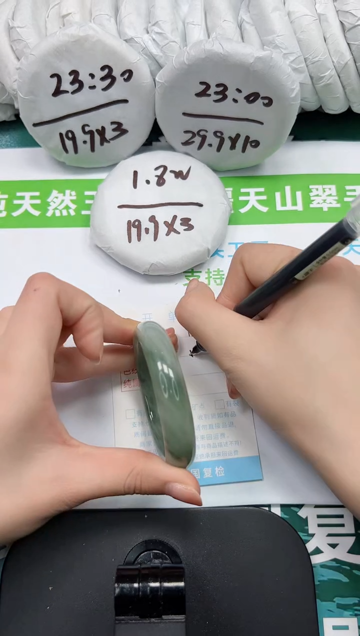 【闪购商品】石英质玉手镯未镶嵌k184-52