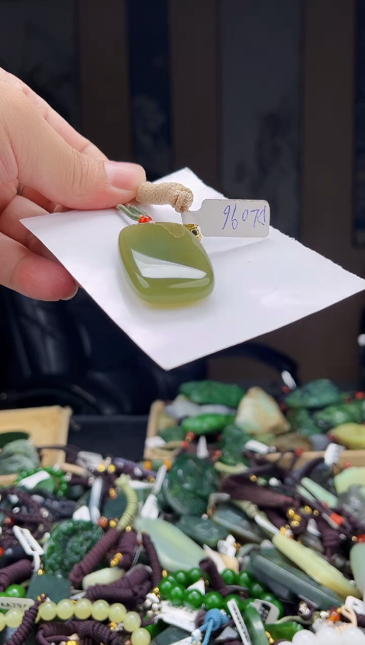 和田玉未镶嵌颈饰1