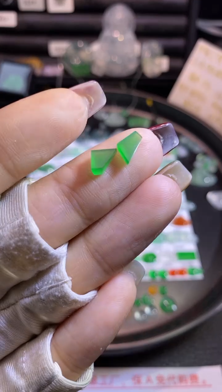 翡翠挂件未镶嵌切割