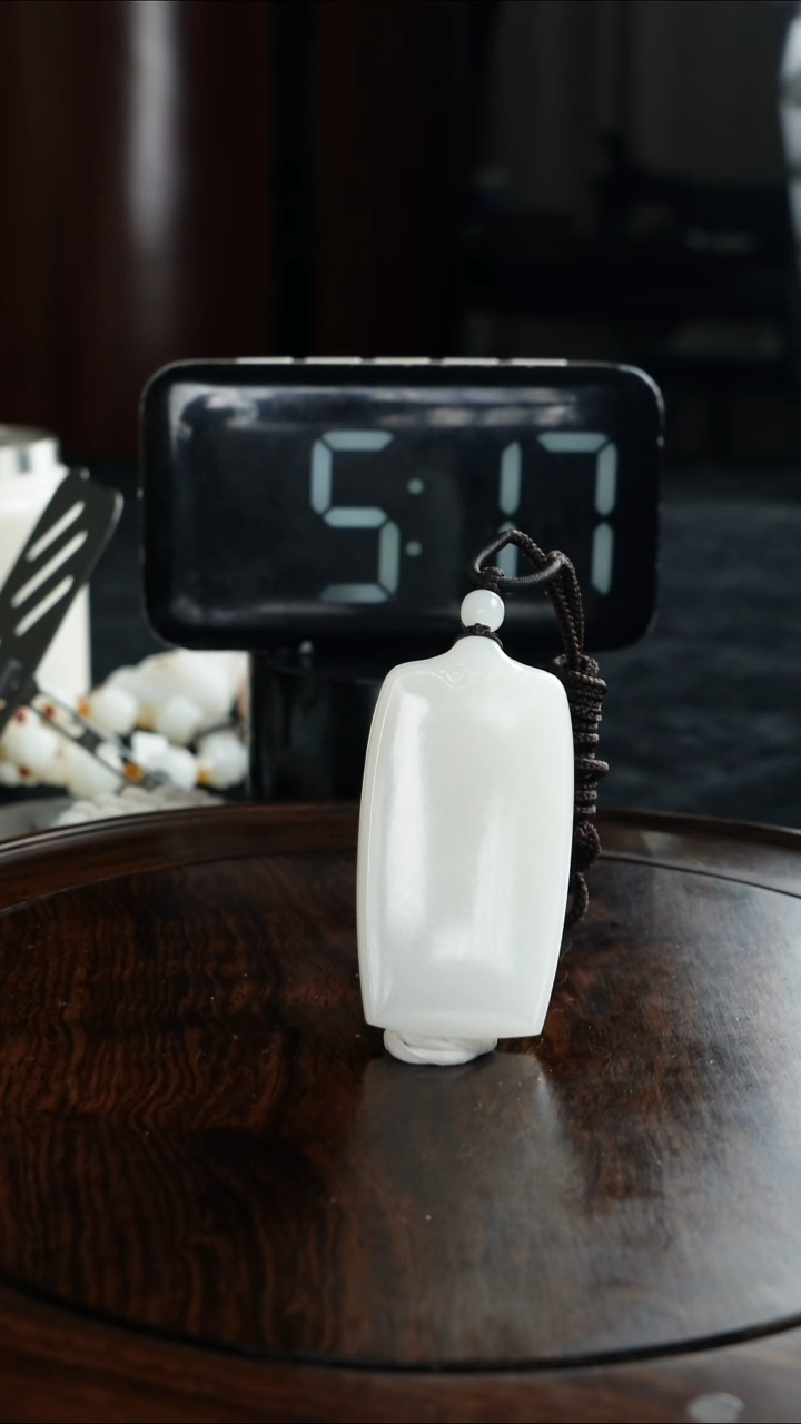 颈饰未镶嵌和田玉南****房和田玉无事牌