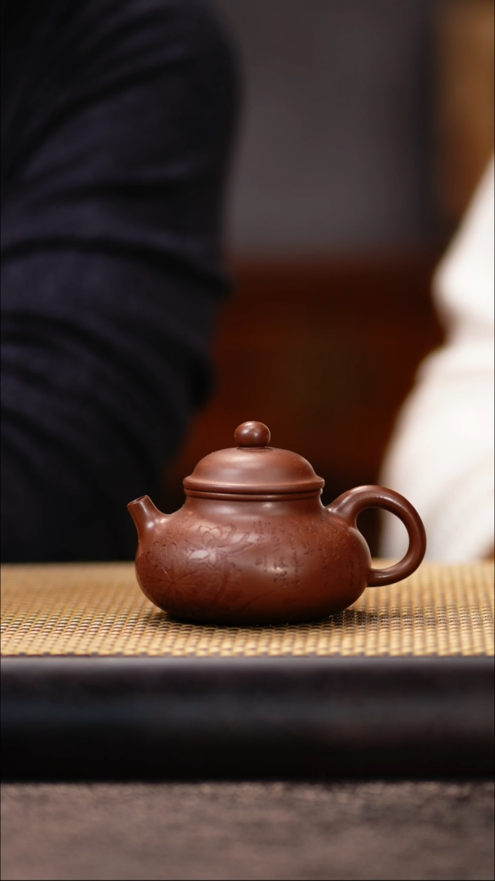 SST33甲级紫泥容天（刻荷花）