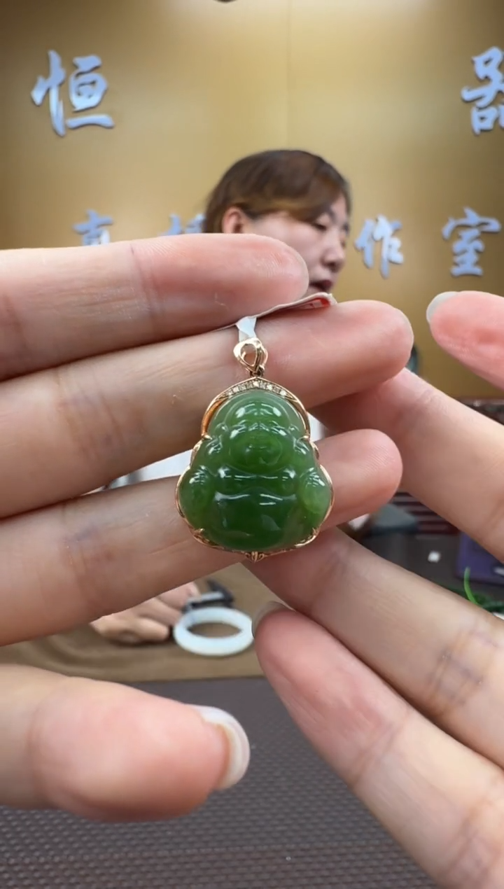 颈饰18K金镶嵌和田玉挂件
