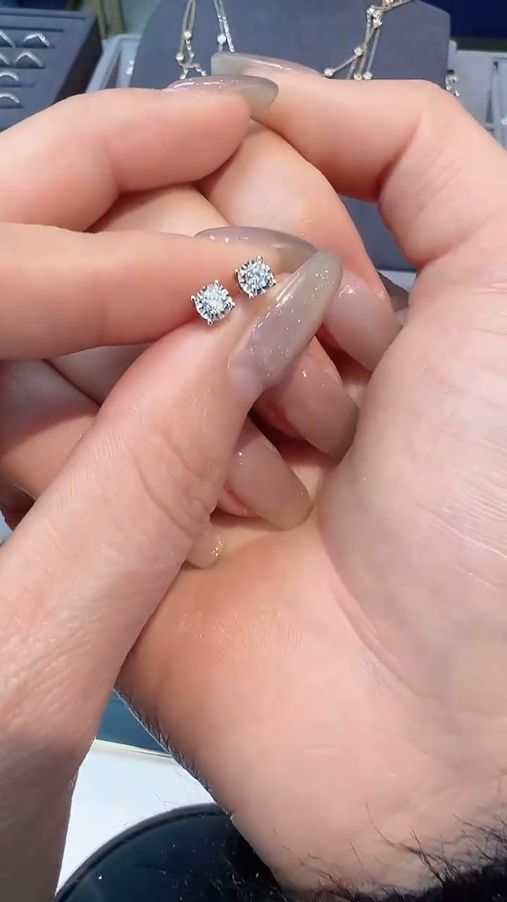 【闪购商品】钻石耳饰18K金镶嵌耳钉