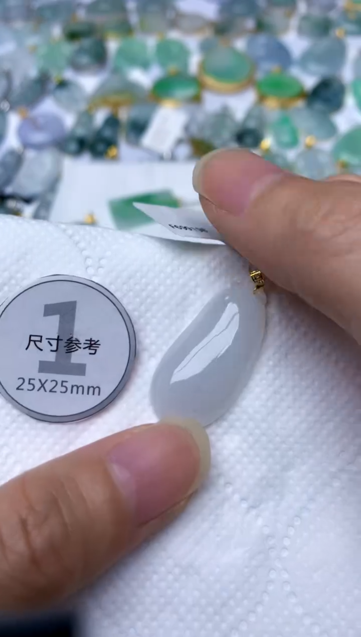 颈饰18K金镶嵌翡翠天然A货翡翠