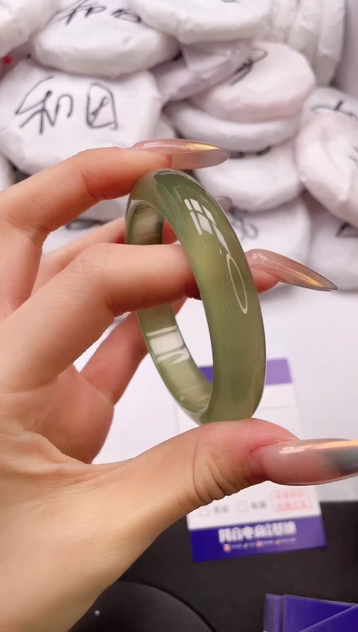 【闪购商品】石英质玉手镯未镶嵌10K82-55