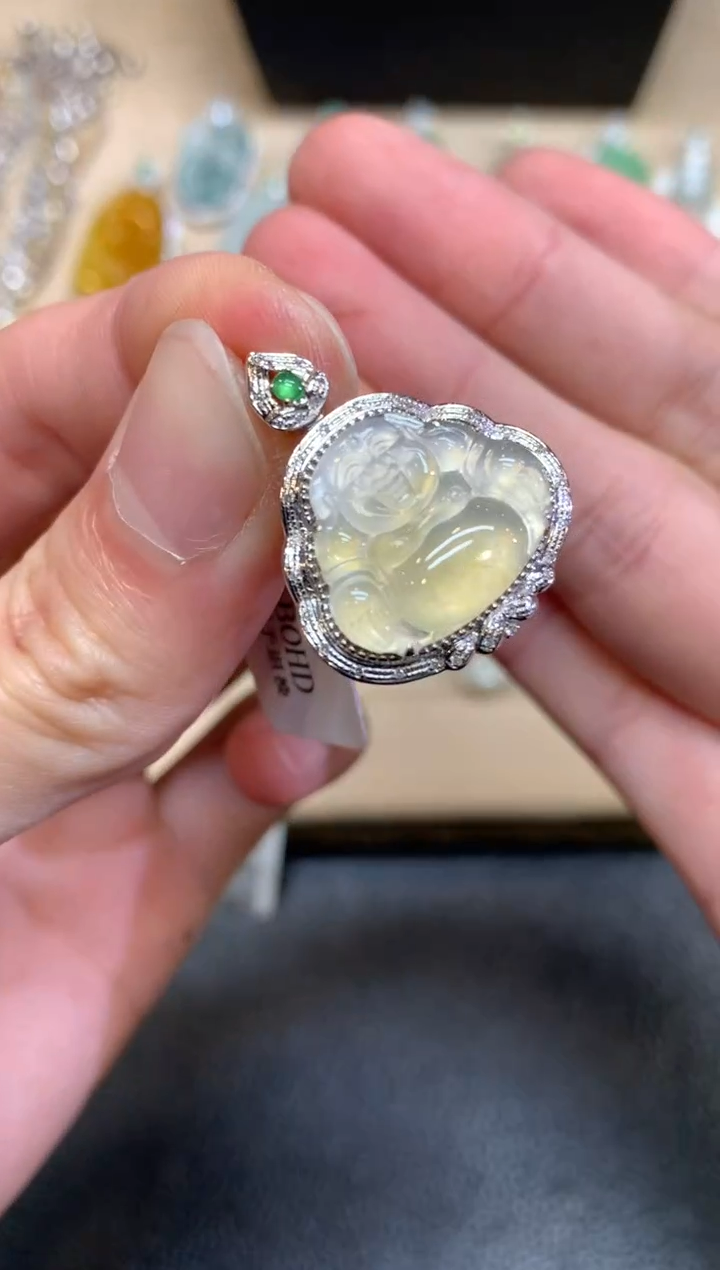 【闪购商品】翡翠颈饰18K金镶嵌佛公【无服务费】