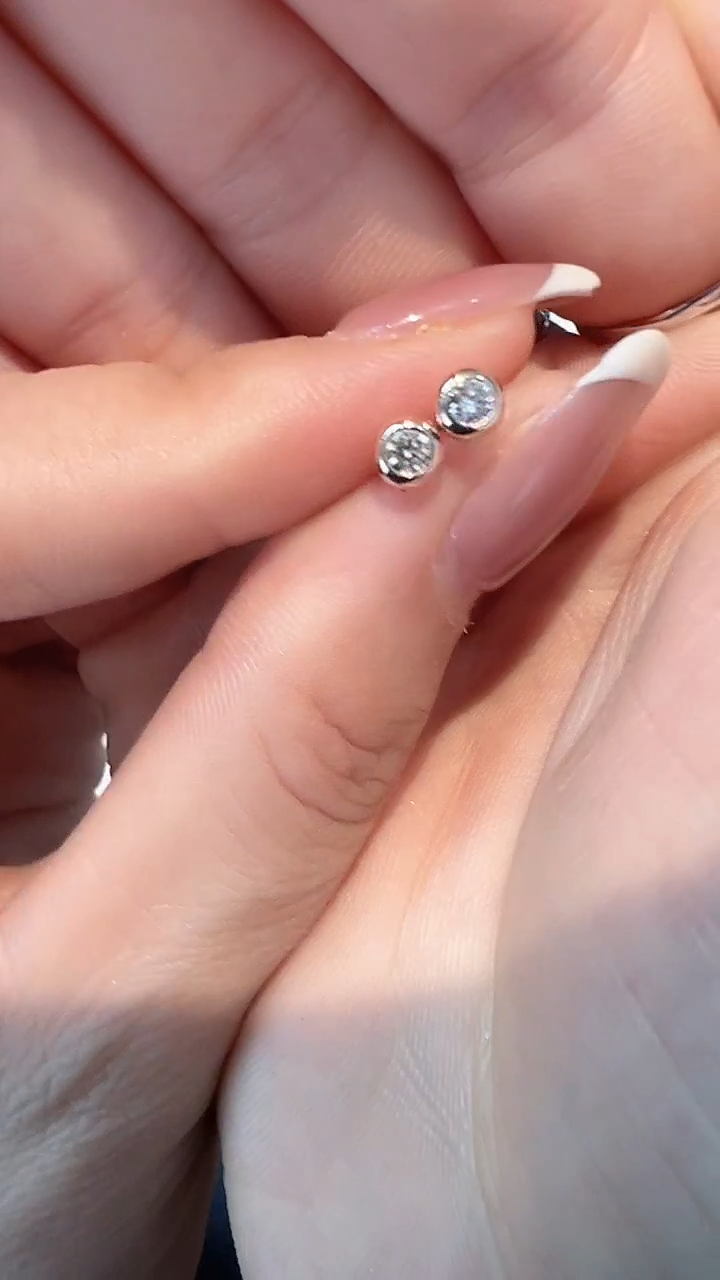 【闪购商品】钻石`18K金镶嵌20分耳钉