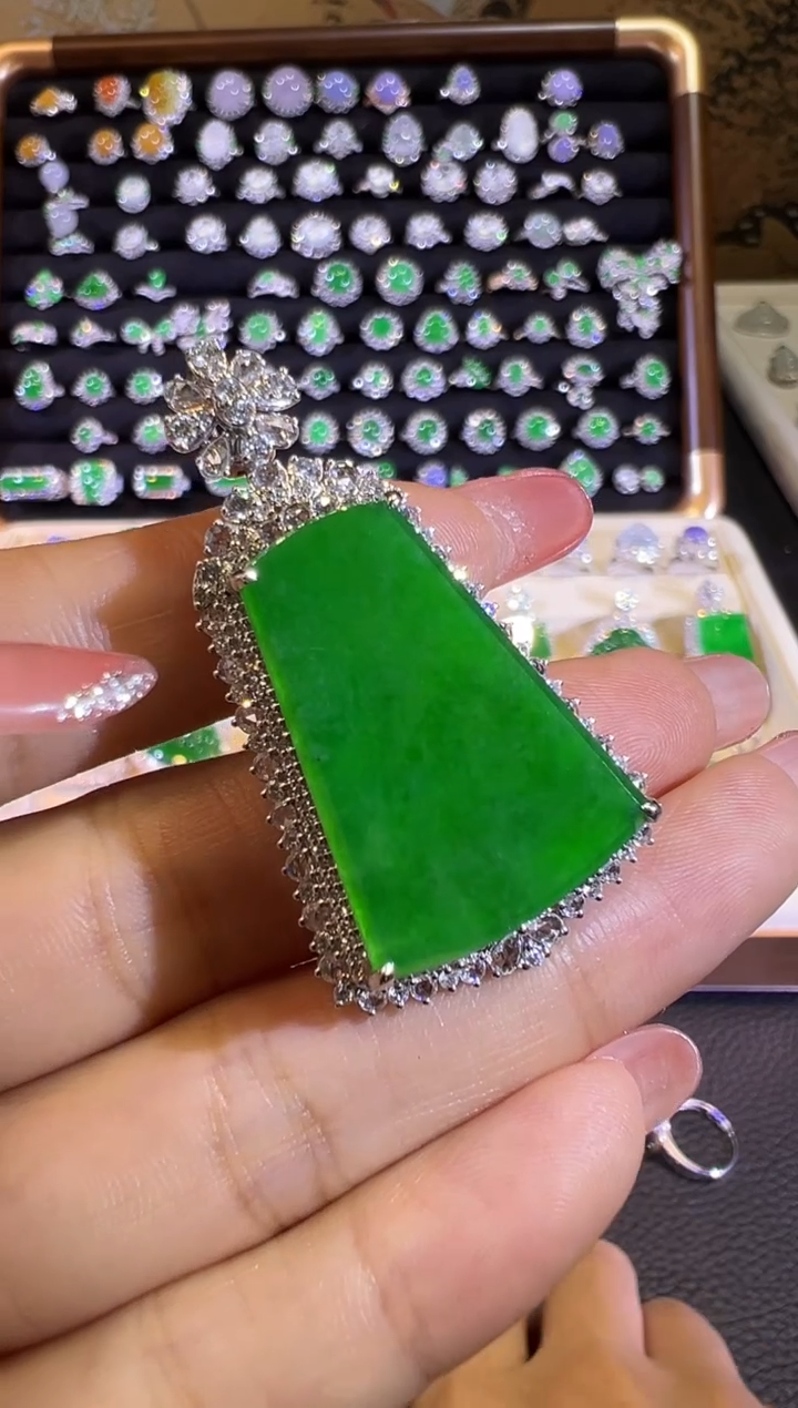 【闪购商品】翡翠吊坠(赠链)18K金镶嵌高冰满绿无事牌吊坠