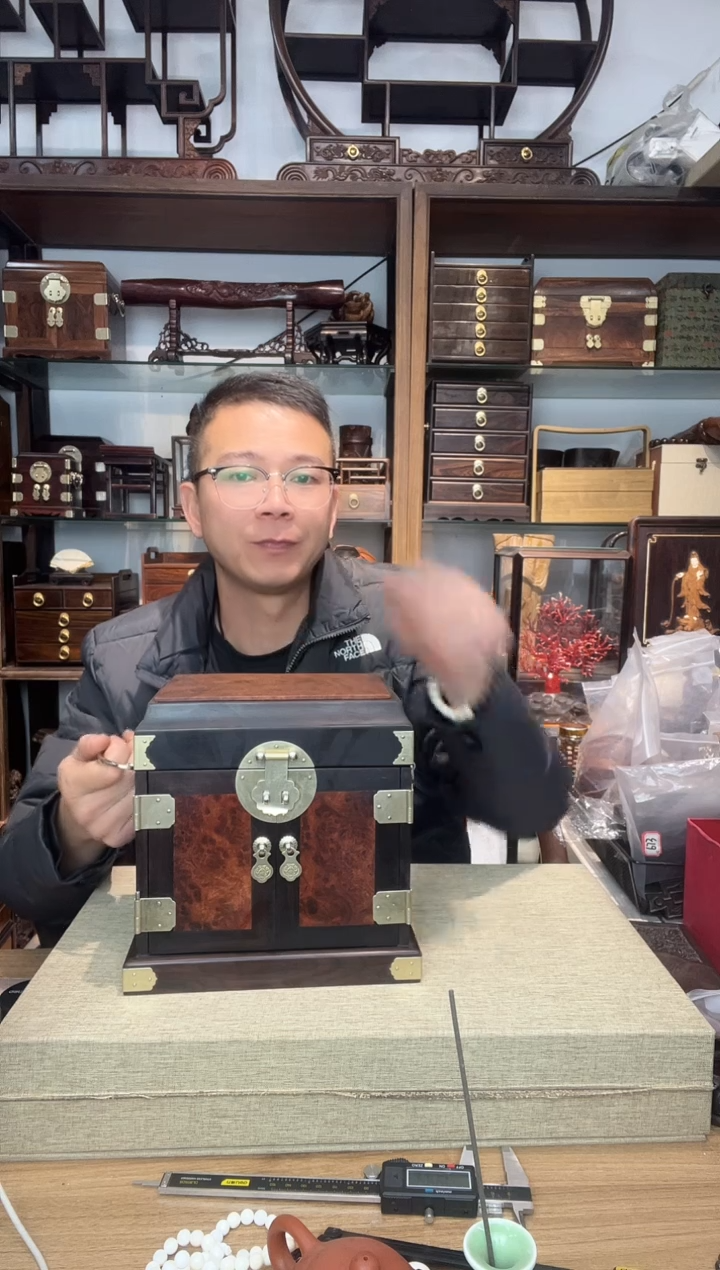 乌木类书架119大叶紫檀嵌瘿木官皮箱    瑕疵