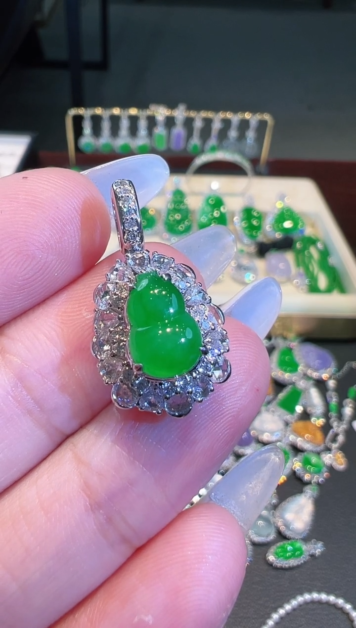 【闪购商品】翡翠吊坠(不含链)18K金镶嵌翡翠