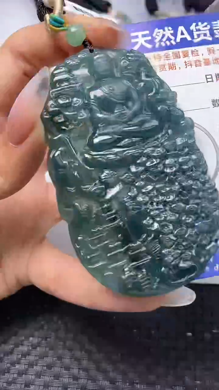 翡翠未镶嵌颈饰    5379