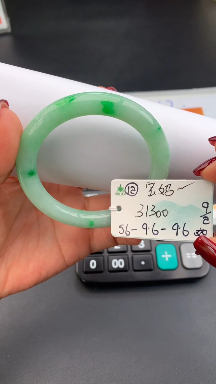 【闪购商品】翡翠手镯未镶嵌 #情人节#送礼，下单联系客服核对地址~