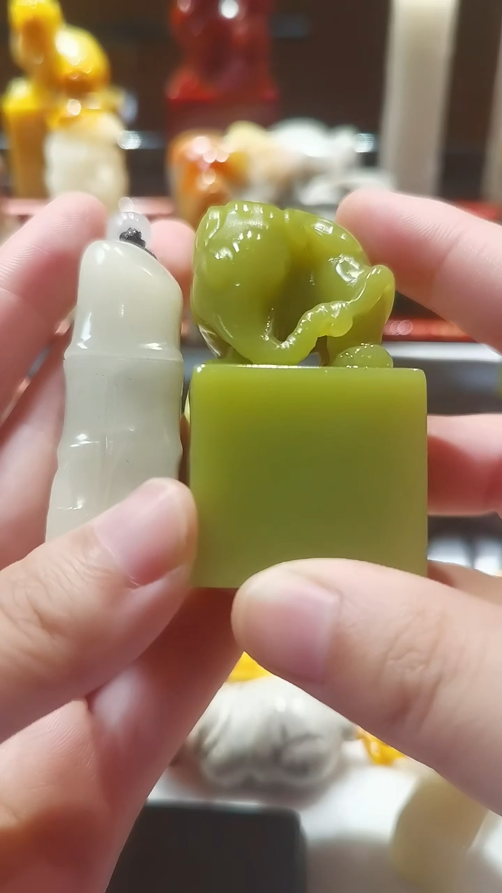 寿山石印石十*月尾绿大象